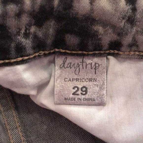 Worn once, not into the sparkles anymore - Picture 4 of 4